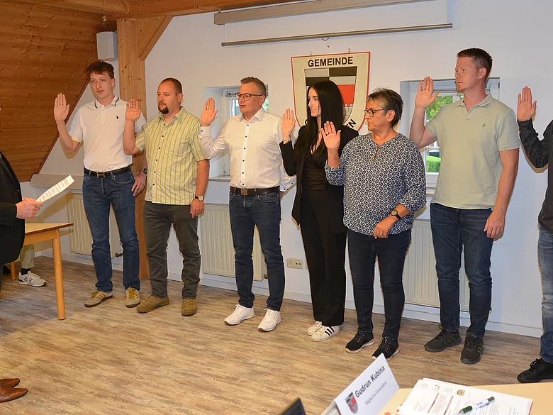  Bild v.li.: 1.Bgm. Sven Ruhl, Kilian Becker, Michael Hofmann, Andreas Lottes, Annabell Bär, Gudrun Kubina, Thomas Wölfel, Michael Tavernier