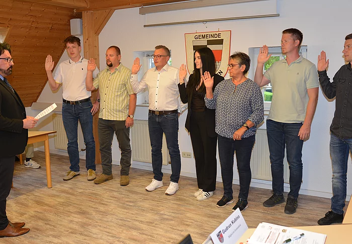  Bild v.li.: 1.Bgm. Sven Ruhl, Kilian Becker, Michael Hofmann, Andreas Lottes, Annabell Bär, Gudrun Kubina, Thomas Wölfel, Michael Tavernier