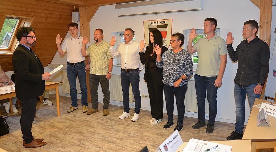 Bild v.li.: 1.Bgm. Sven Ruhl, Kilian Becker, Michael Hofmann, Andreas Lottes, Annabell Bär, Gudrun Kubina, Thomas Wölfel, Michael Tavernier Bild v.li.: 1.Bgm. Sven Ruhl, Kilian Becker, Michael Hofmann, Andreas Lottes, Annabell Bär, Gudrun Kubina, Thomas Wölfel, Michael Tavernier